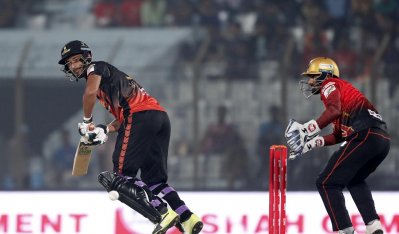 মাহমুদউল্লাহও পারেননি বিপর্যয় সামলাতে