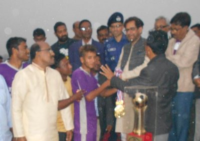 নীলফামারীর ফুটবলারদের হাতে শিরোপা তুলে দেওয়া হচ্ছে