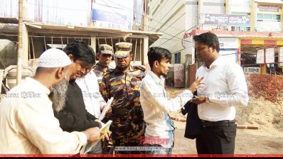 মাদক বিক্রেতাকে দণ্ড দিচ্ছেন ভ্রাম্যমাণ আদালত