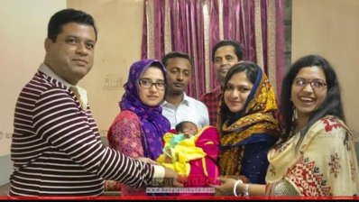 নবজাতককে অতিরিক্ত পুলিশ সুপার আবু সুফিয়ানের হাতে তুলে দেওয়া হয়