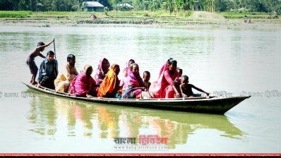 নৌকায় নদী পার হন বগুড়ার তিন উপজেলার মানুষ (ছবি- প্রতিনিধি)