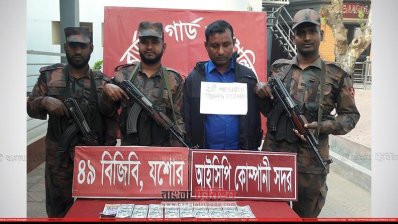 বেনাপোলে সাড়ে ৩২ হাজার ডলারসহ যাত্রী আটক