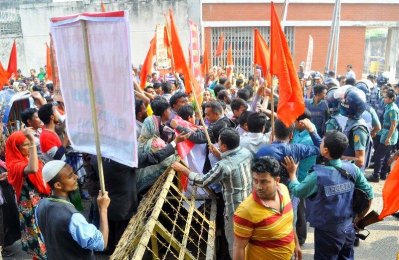 শ্রমিক-পুলিশের ধস্তাধস্তি, ছবি: ফোকাস বাংলা