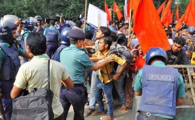 শ্রমিক-পুলিশের ধস্তাধস্তি, ছবি: ফোকাস বাংলা