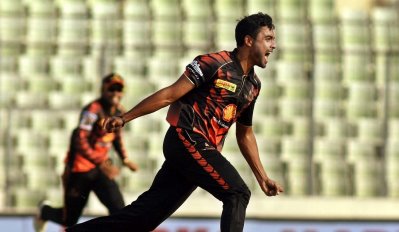 বোলিংয়ে সবার উপরে খুলনার আবু জায়েদ