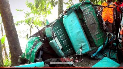 বগুড়ায় সড়ক দুর্ঘটনায় মা-মেয়েসহ নিহত ৩