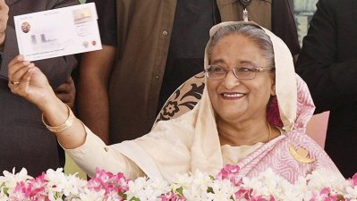 অনুষ্ঠানে স্মারক ডাকটিকিট অবমুক্ত করছেন প্রধানমন্ত্রী (ছবি- ফোকাস বাংলা)