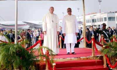 ঢাকায় পৌঁছানোর পর হযরত শাহজালাল আন্তর্জাতিক বিমানবন্দরে পোপ ফ্রান্সিসকে উষ্ণ অভ্যর্থনা জানান রাষ্ট্রপতি মো. আবুদল হামিদ। পরে তাকে গার্ড অব অনার দেওয়া হয়।