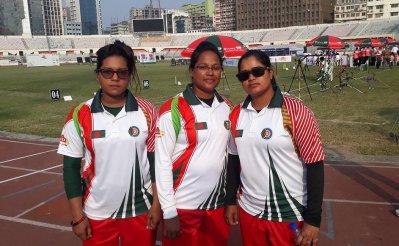 আর্চারি মহিলা দলের তিন খেলোয়াড়- (বাঁ থেকে) বন্যা, রোকসানা ও সুস্মিতা