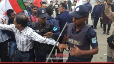 পিকেটিং করছেন হরতালকারী