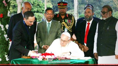 স্মৃতিসৌধের পরিদর্শন বইয়ে স্বাক্ষর করেন পোপ