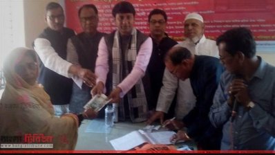 নাটোরে ৫৮ পরিবারকে জেলা শ্রমিক ইউনিয়নের আর্থিক সহায়তা