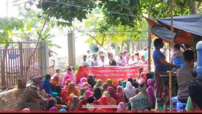 বকেয়া বেতনের দাবিতে আন্দোলনরত শ্রমিকরা (ফাইল ছবি) 