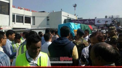 বিমানবন্দর থেকে বাসার পথে মেয়রের শববাহী গাড়ি 