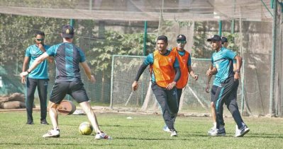 চলছে ফুটবল খেলে ফিটনেস ধরে রাখার চেষ্টা। ছবি-ফেসবুক