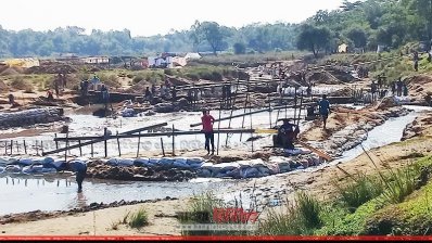 বোমা মেশিন দিয়ে পাথর উত্তোলন চলছে