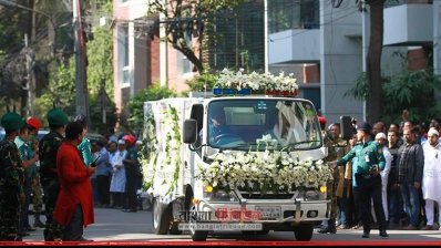 বাসভবনের সামনে আনিসুল হকের মরদেহবাহী অ্যাম্বুলেন্স 