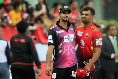 উইকেট নিয়ে অসন্তুষ্ট রংপুর আর কুমিল্লার অধিনায়ক। ছবি- বিসিবি