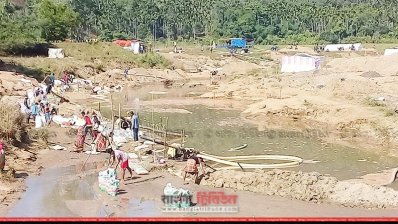 বোমা মেশিন দিয়ে পাথর উত্তোলন চলছে