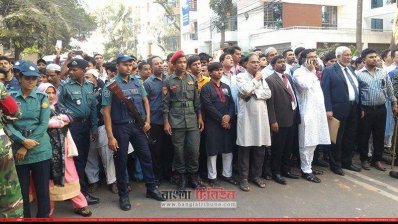 শেষবার শ্রদ্ধা জানাতে মানুষের ভিড় 