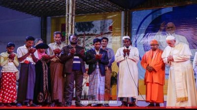 ঢাকায় রোহিঙ্গাসহ অন্যদের সঙ্গে মঞ্চে পোপ ফ্রান্সিস (ফাইল ছবি)