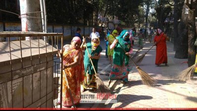 কর্মব্যস্ত পরিচ্ছন্নতাকর্মীরা 