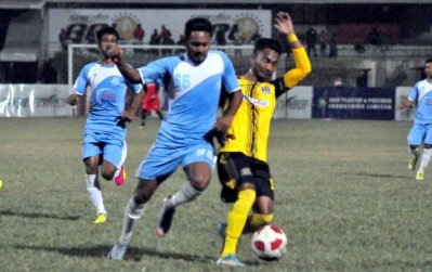 সাইফ স্পোর্টিং-ফরাশগঞ্জ ম্যাচে ছিল তীব্র প্রতিদ্বন্দ্বিতা। ছবি-বাফুফে