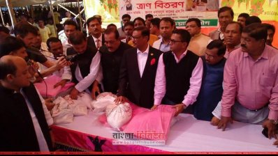 কক্সবাজারের উখিয়ার বালুখালী রোহিঙ্গা ক্যাম্পে শীতবস্ত্র বিতরণকালে সেতুমন্ত্রী