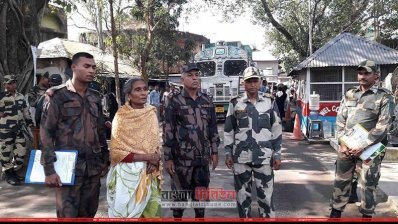 আটক ভারতীয় নাগরিককে বিএসএফ`র কাছে হস্তান্তর