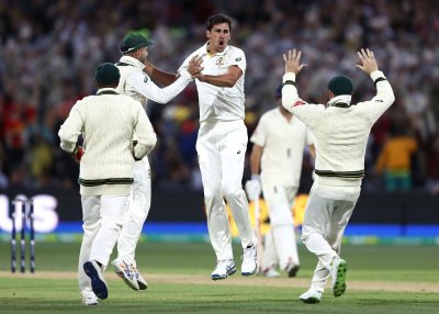 ইংল্যান্ডের উদ্বোধনী জুটি ভাঙার পর স্টার্কের উল্লাস