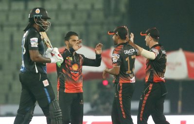 গেইলকে লম্বা ইনিংস খেলতে দেয়নি খুলনা