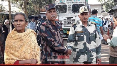 আটক ভারতীয় নাগরিককে বিএসএফ`র কাছে হস্তান্তর