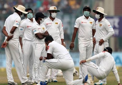 তীব্র ধোঁয়াশায় এক পর্যায়ে মাস্ক মুখে দিতে দেখা যায় লঙ্কানদের