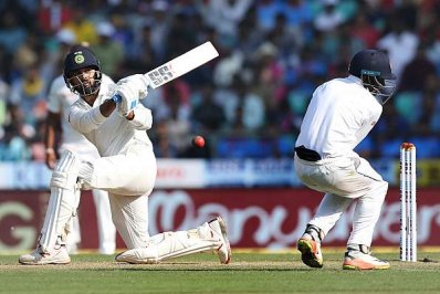 সুইপ শটে হেলমেটের গ্রিলে আঘাত পান সামারাবিক্রমা