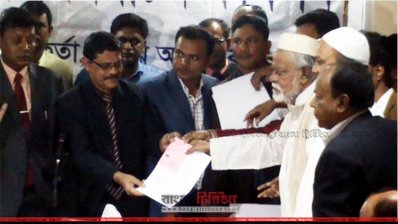 প্রতীক বরাদ্দপত্র গ্রহণ করছেন সরফ উদ্দিন আহাম্মেদ ঝন্টু