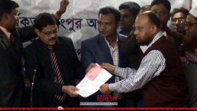প্রতীক গ্রহণ করছেন কাওছার জামান বাবলা
