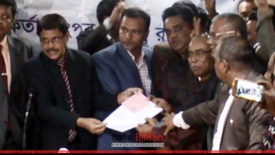 প্রতীক গ্রহণ করছেন মোস্তাফিজার রহমান মোস্তফা