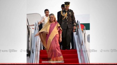 বিমান থেকে নামছেন প্রধানমন্ত্রী শেখ হাসিনা