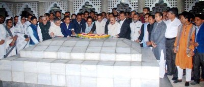 সোহরাওয়ার্দীর সমাধিতে শ্রদ্ধা জানাচ্ছেন ওবায়দুল কাদের, ছবি: ফোকাস বাংলা