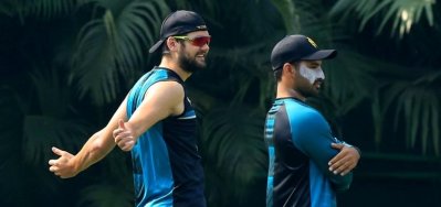 অনুশীলনের ফাঁকে হালকা মেজাজে রাইলি রোসো আর মোহাম্মদ ইরফান