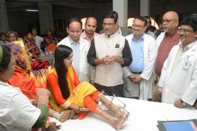 আঁখিমনির অবস্থা জানতে পঙ্গু হাসপাতালে সেতুমন্ত্রী ওবায়দুল কাদের