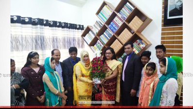 ফুলেল শুভেচ্ছায় সিক্ত দেশসেরা জেলা প্রশাসক উম্মে সালমা তানজিয়া