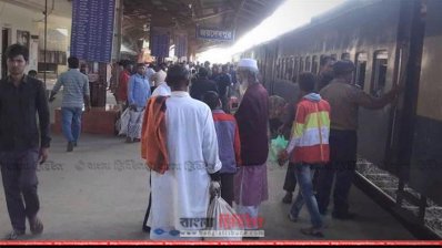 জয়দেবপুর স্টেশনে ট্রেন থামিয়ে টিকিট চেক করেছে কর্তৃপক্ষ