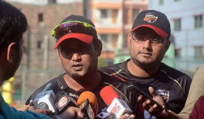 সংবাদমাধ্যমের সঙ্গে কথা বলছেন কুমিল্লা কোচ সালাউদ্দিন