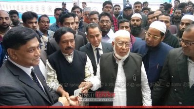 স্মার্ট কার্ড দিচ্ছেন ইসি