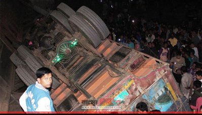 ঠাকুরগাঁও শহরের উত্তরপাশের সেনুয়া বেইলি ব্রিজটি মালবাহী ট্রাকসহ ভেঙে পড়েছে 