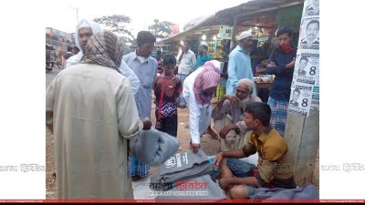 ফুটপাতে বেচাকেনা হচ্ছে ত্রাণের কম্বল