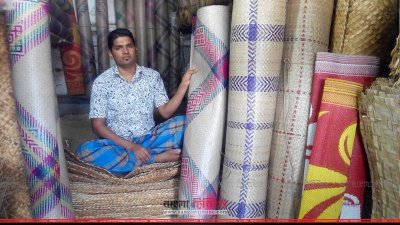 দোকানে শীতল পাটির পসরা 