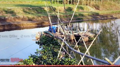 ড্রেজার মেশিন লাগিয়ে তোলা হচ্ছে বালু (ছবি- প্রতিনিধি)