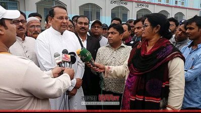 কুষ্টিয়ায় সাংবাদিকদের প্রশ্নের উত্তর দিচ্ছেন তথ্যমন্ত্রী